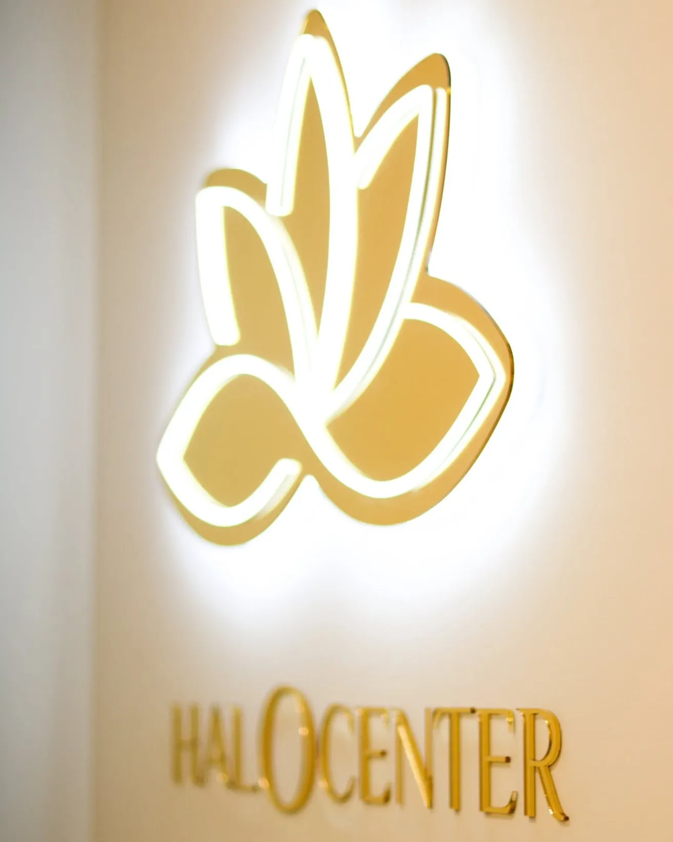 Logótipo Halocenter iluminado na parede da clínica