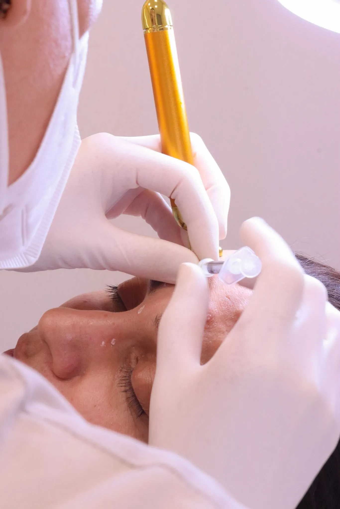 Tratamento facial com injetor de mesoterapia